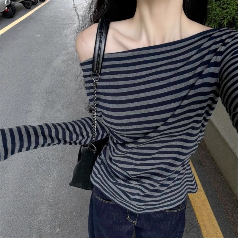 Blouses - Damska bluzka w stylu vintage w