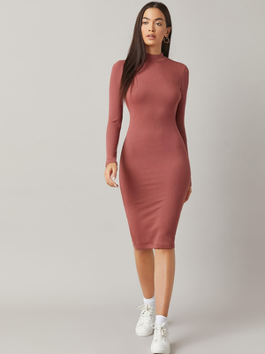 Bodycon Long Sleeve Ribbed Dress - Damska sukienka midi typu bodycon w